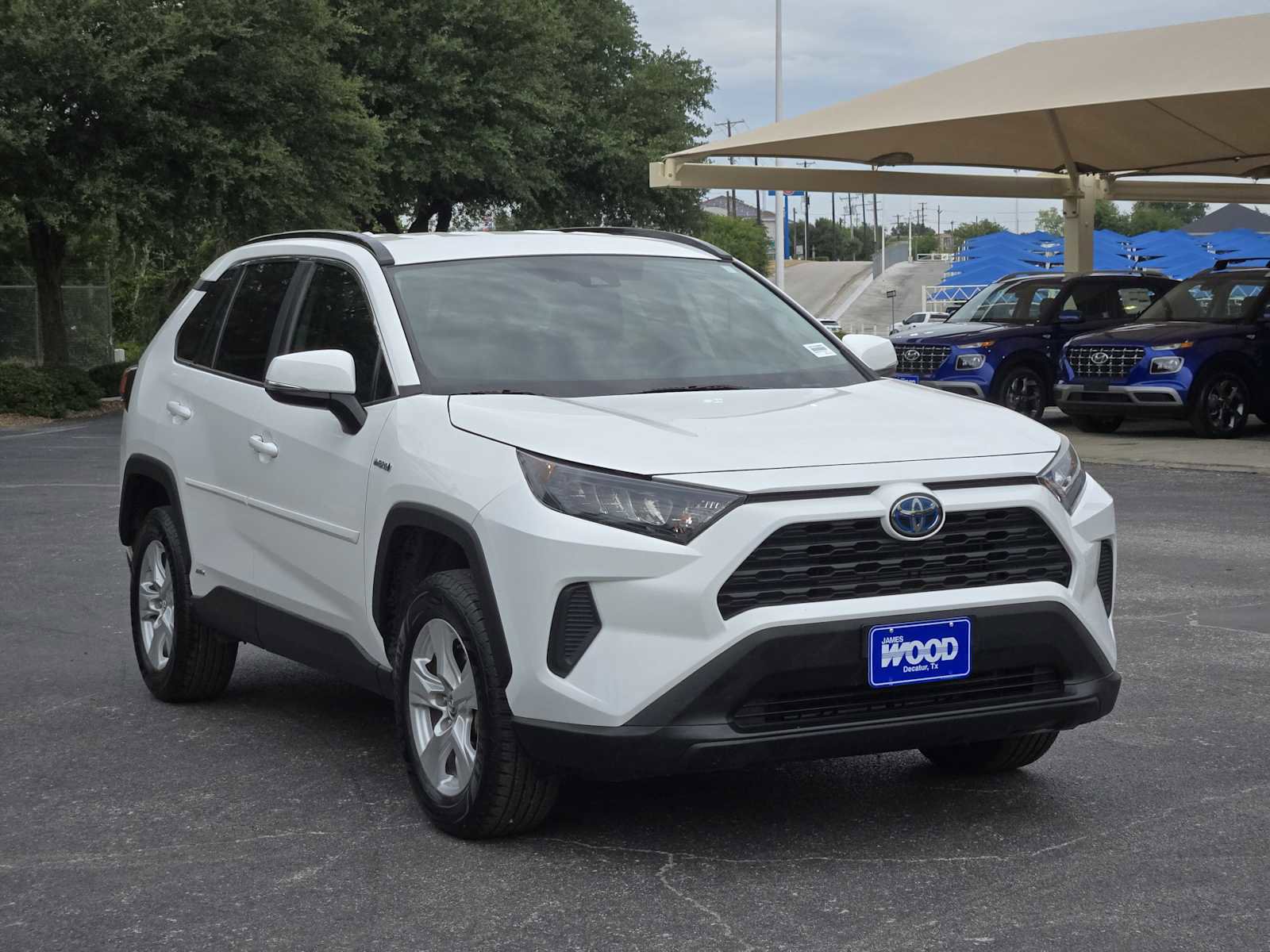 Used 2020 Toyota RAV4 LE image 2