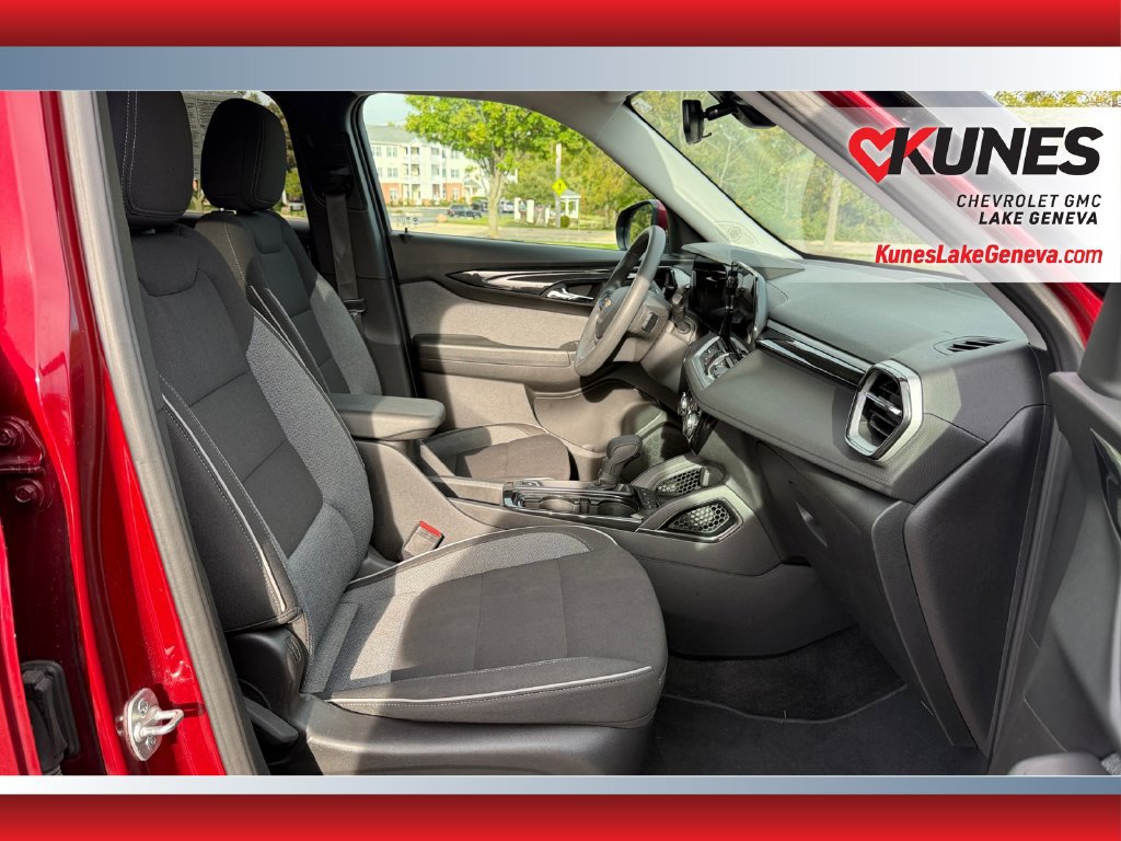 Used 2025 Chevrolet TrailBlazer LT AWD/4WD image 37