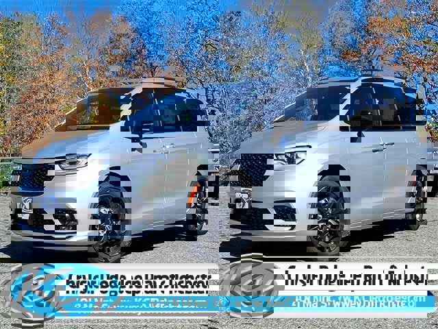 New 2026 Chrysler Pacifica Select