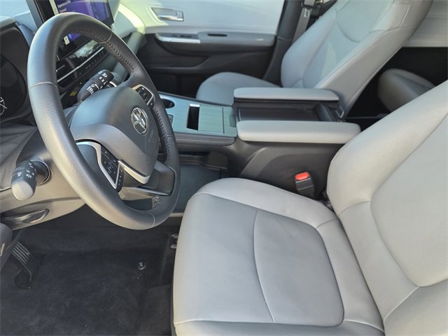 Used 2025 Toyota Sienna XLE image 10