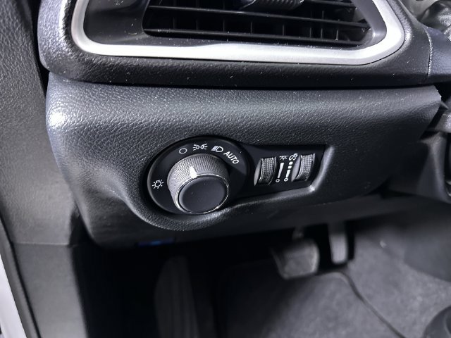 Used 2025 Chrysler Voyager LX FWD image 18