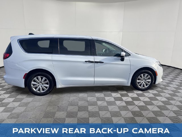 Used 2020 Chrysler Voyager L FWD image 7