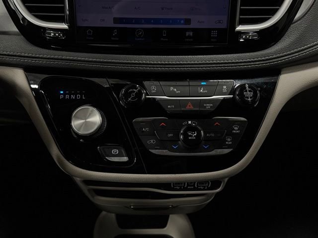 Used 2022 Chrysler Pacifica Touring-L image 35