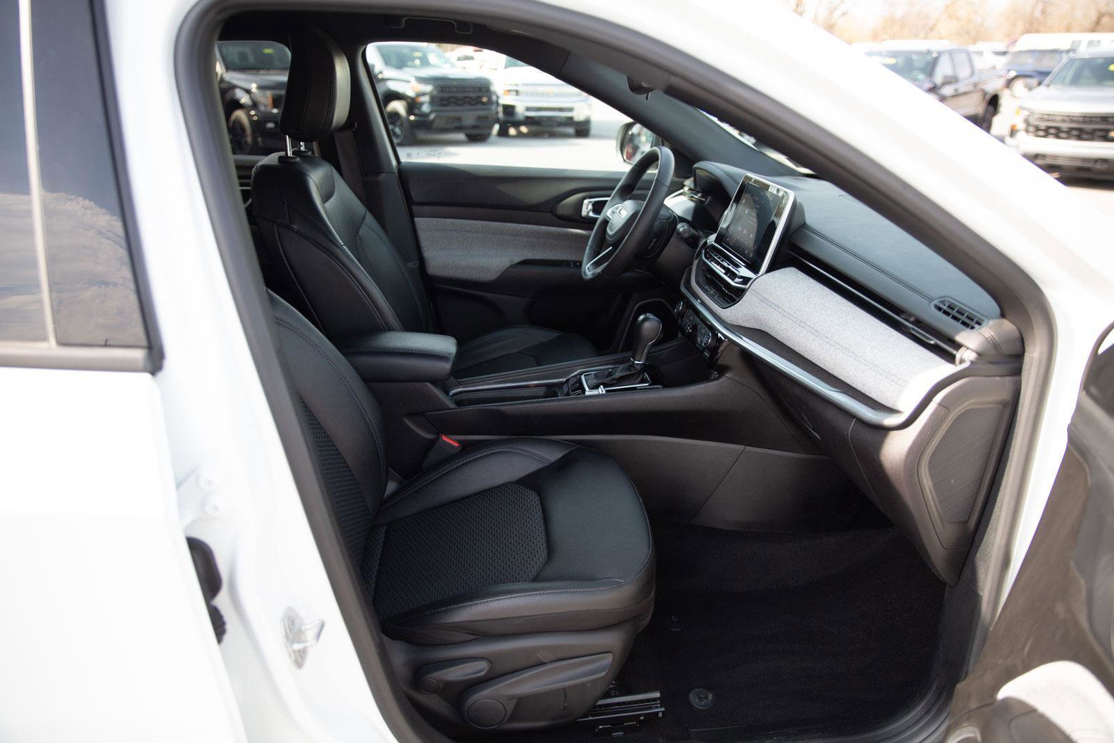 Used 2025 Jeep Compass Latitude image 23