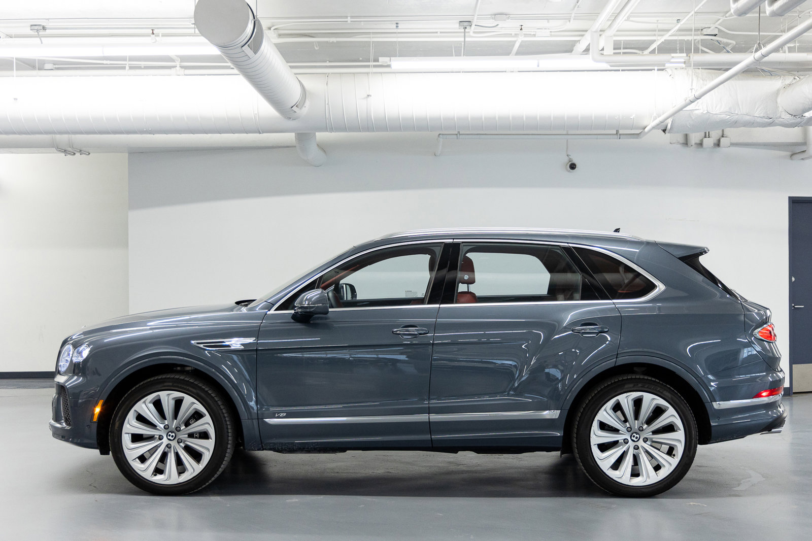 Used 2022 Bentley Bentayga image 2