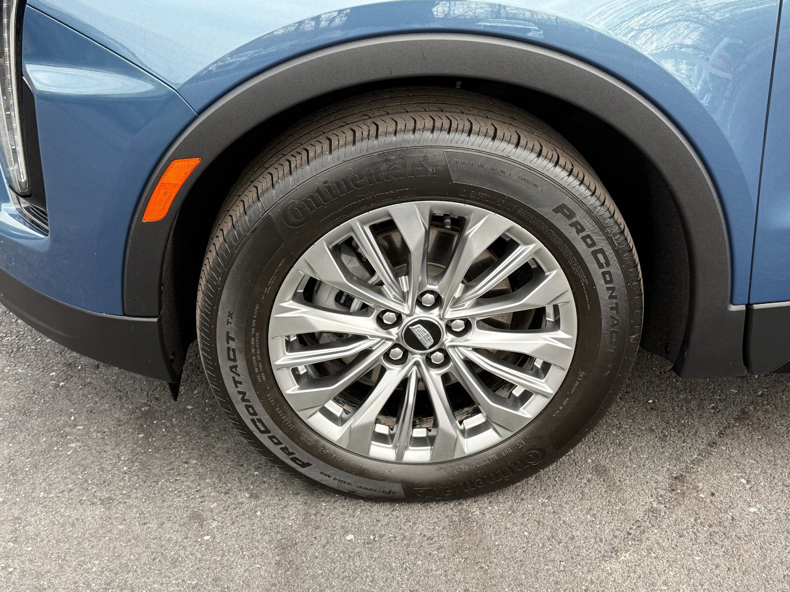 Used 2024 Cadillac XT4 Premium Luxury image 9