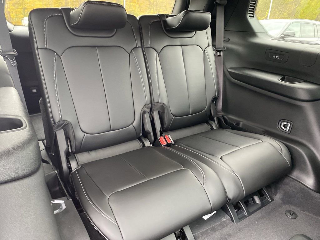 New 2025 Jeep Grand Cherokee L Limited w/ Black Appearance Package AWD/4WD image 15