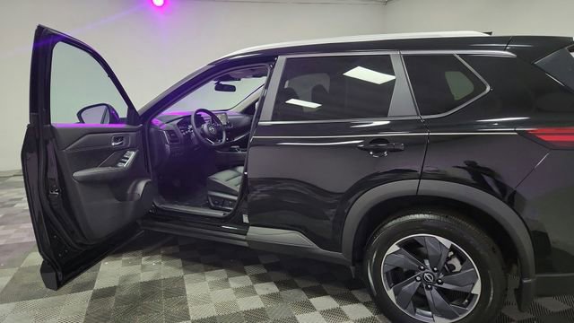 Used 2024 Nissan Rogue SV w/ SV Premium Package image 17