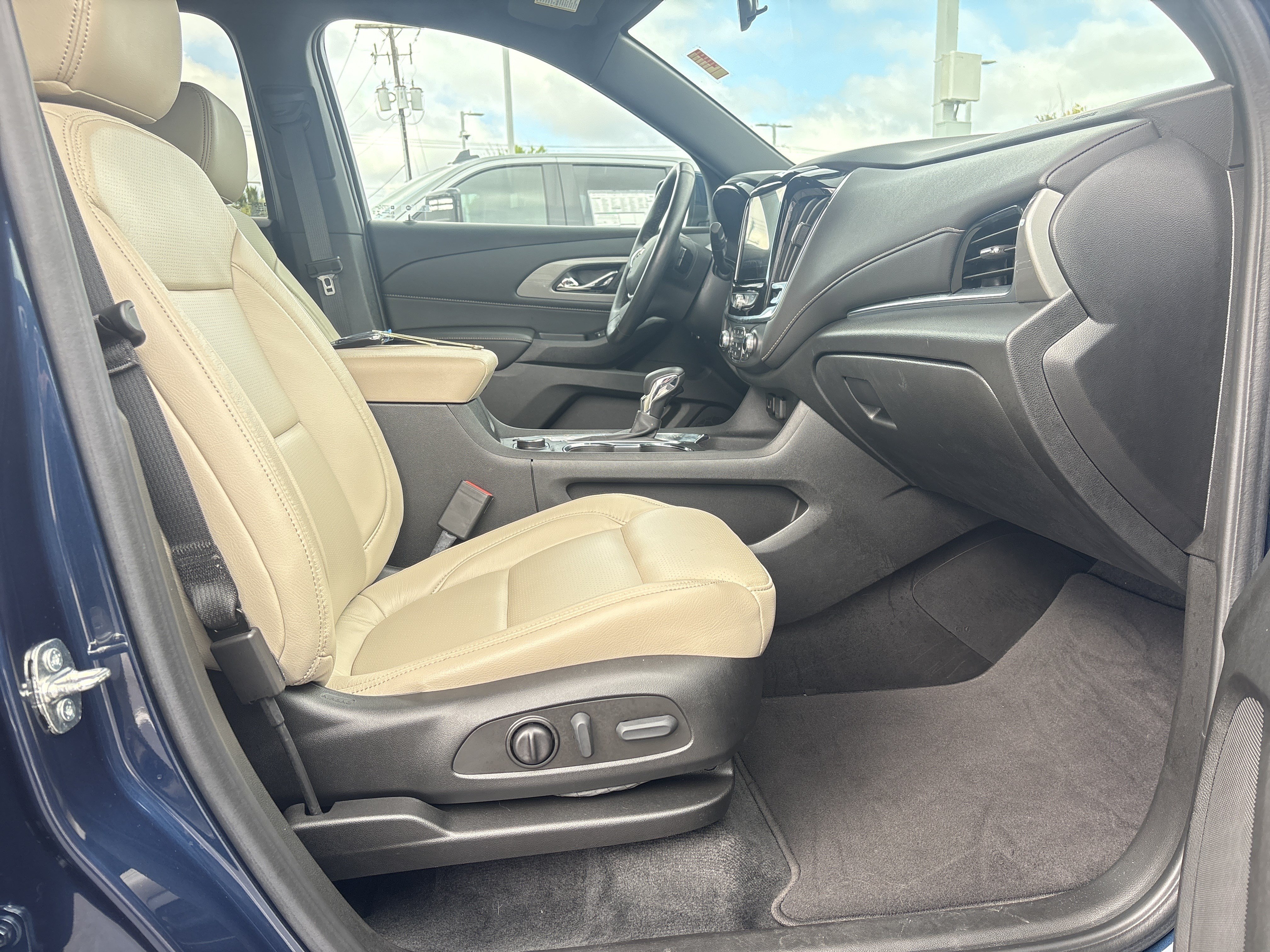 Used 2023 Chevrolet Traverse LT FWD image 32