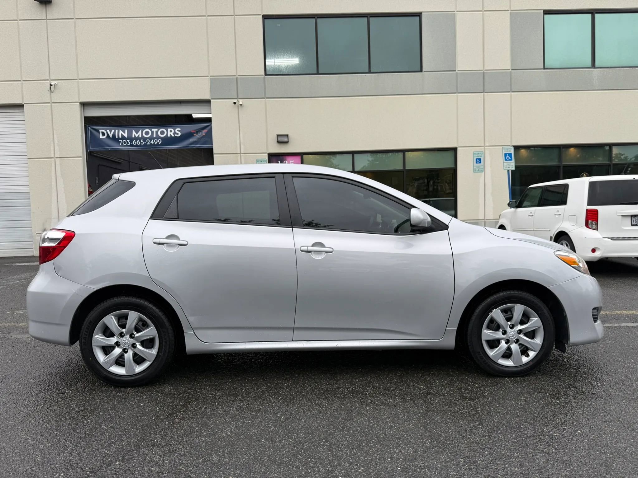 Used 2013 Toyota Matrix S FWD image 3