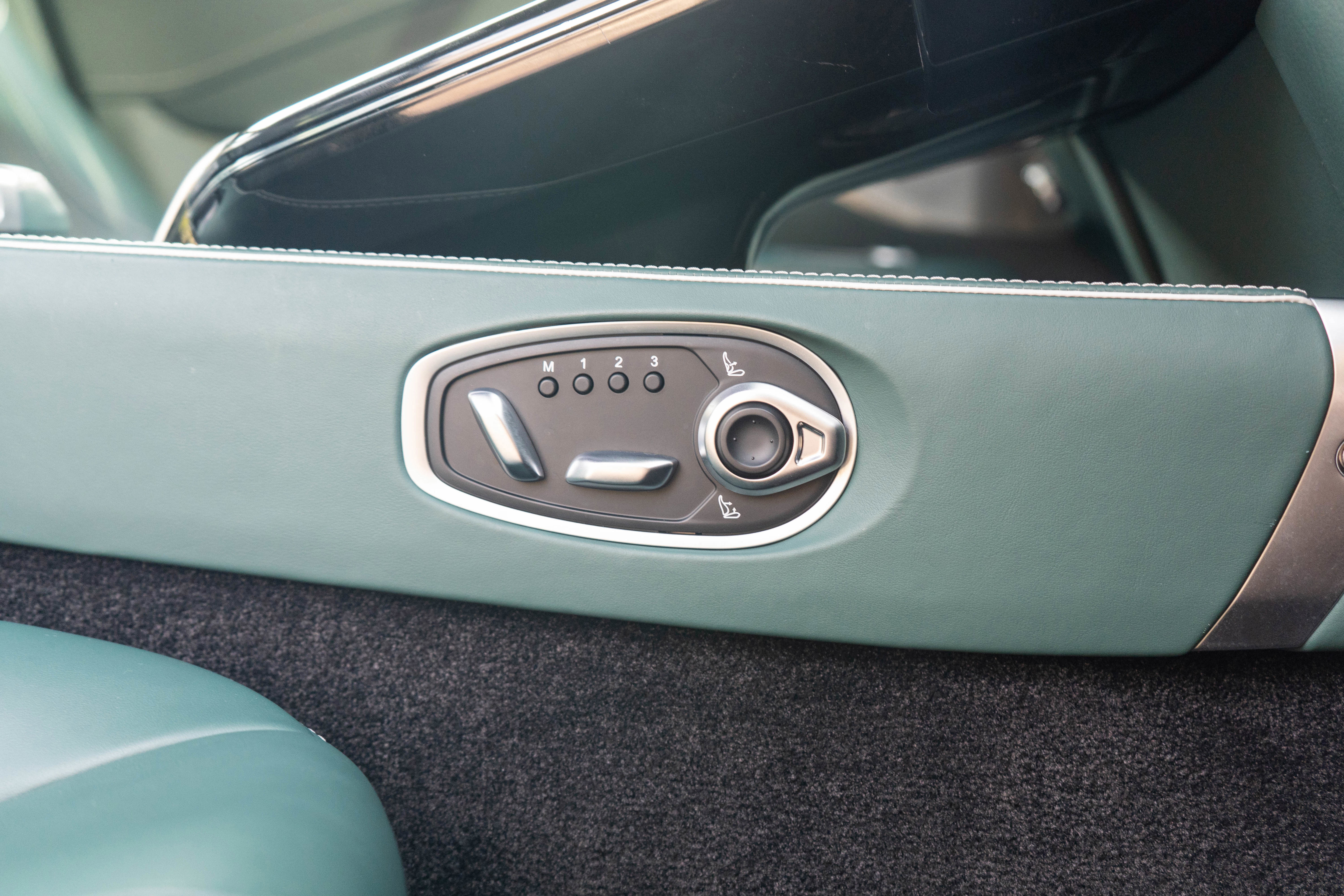 Used 2025 Aston Martin V8 Vantage Coupe image 23