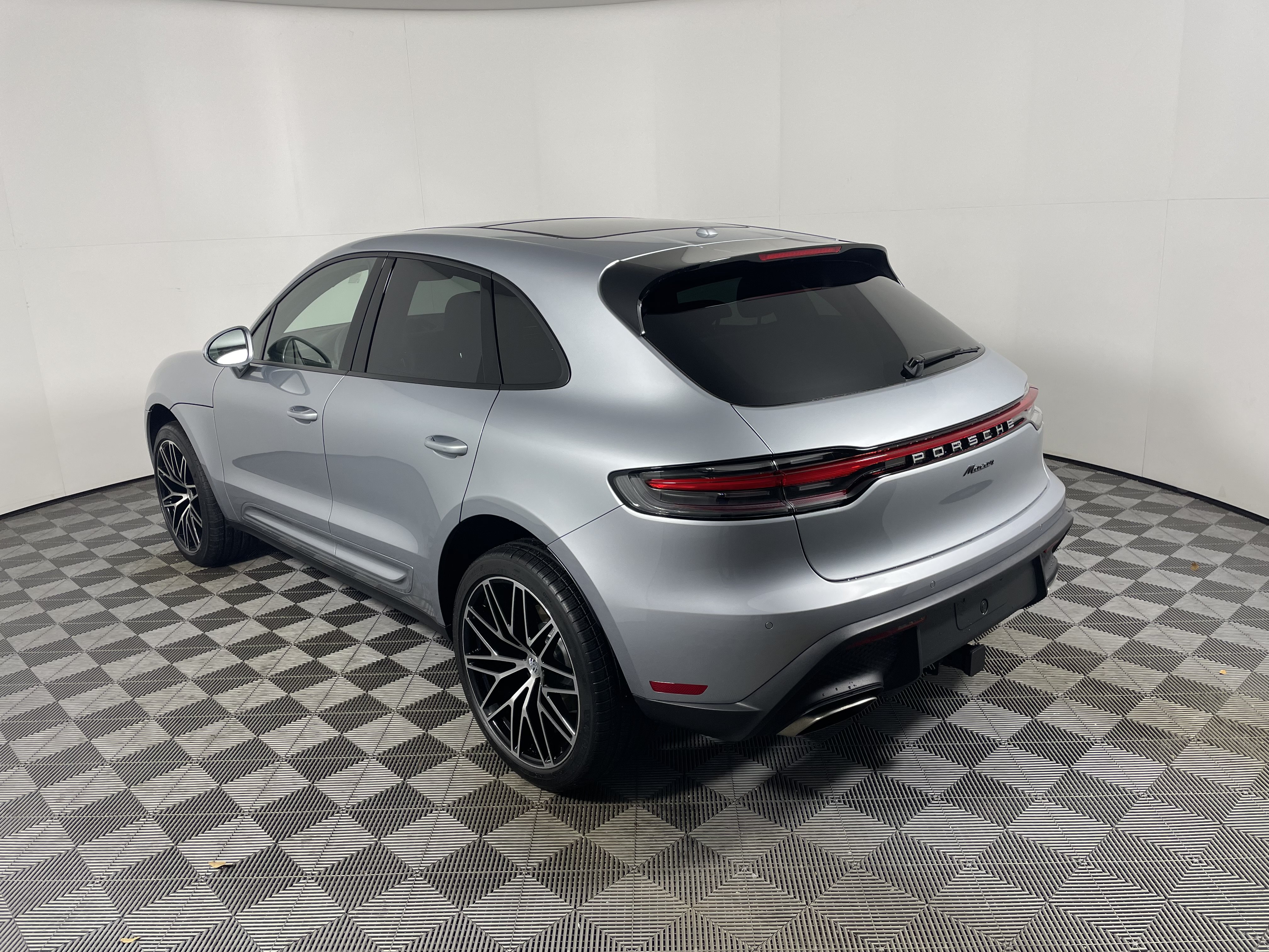 Certified 2026 Porsche Macan AWD/4WD image 3