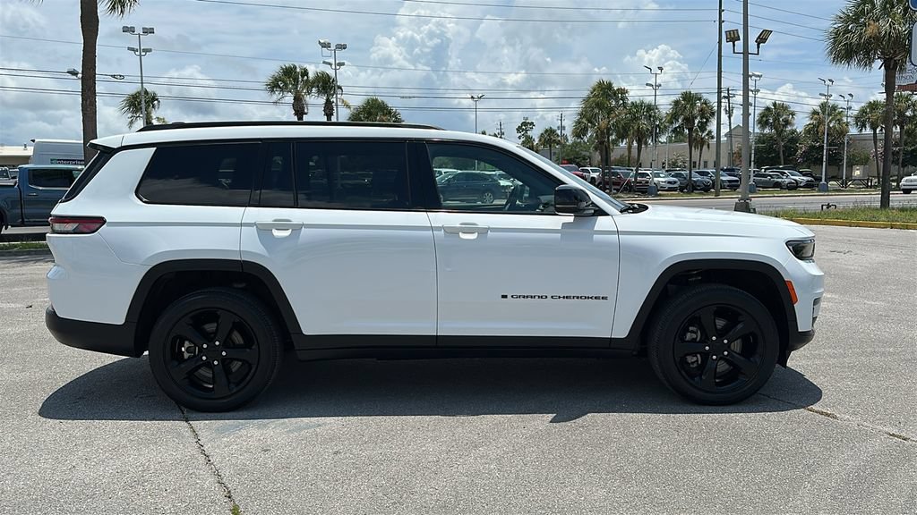 Used 2023 Jeep Grand Cherokee L Laredo AWD/4WD image 7
