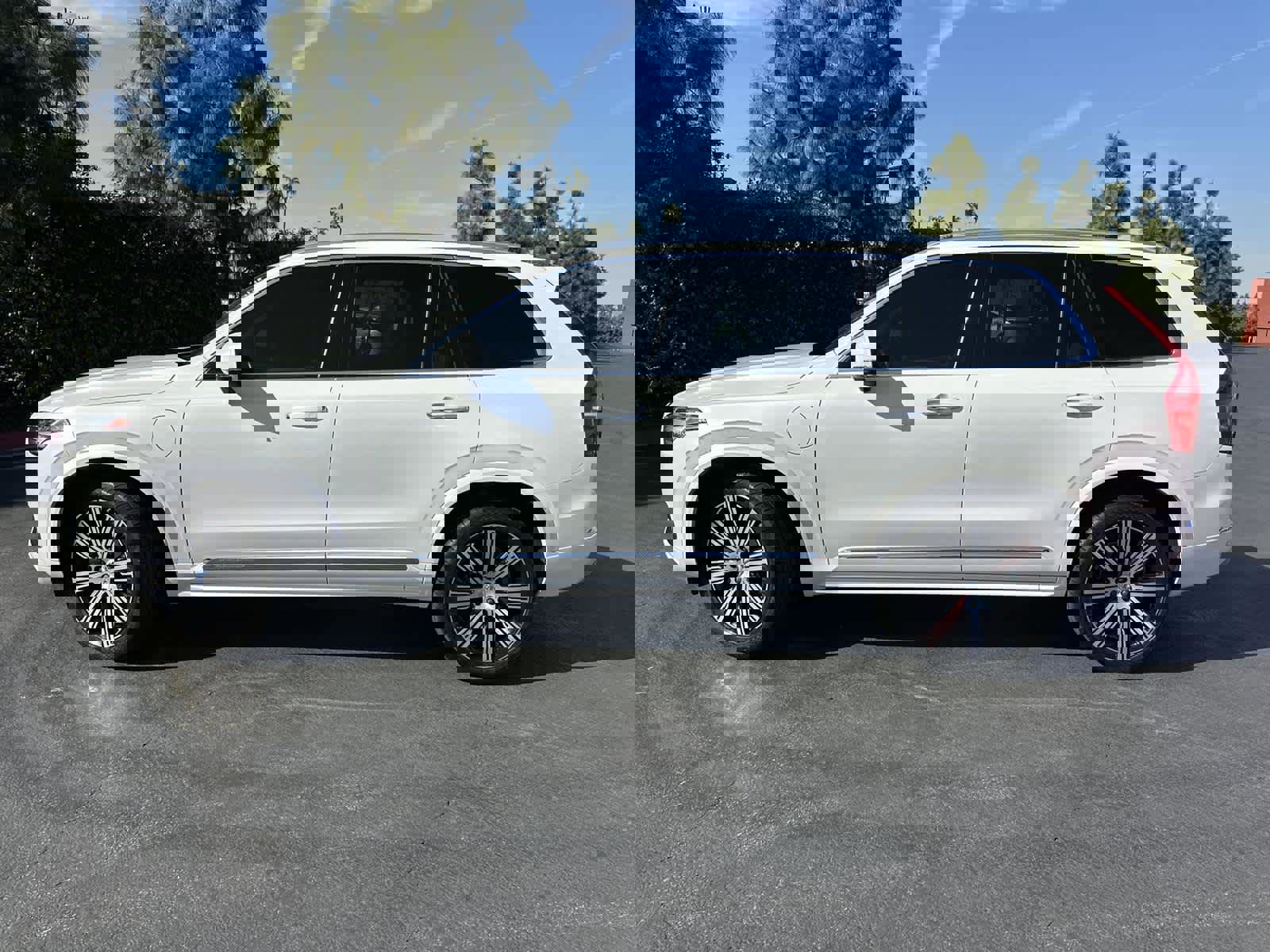 Used 2020 Volvo XC90 T8 Inscription image 3