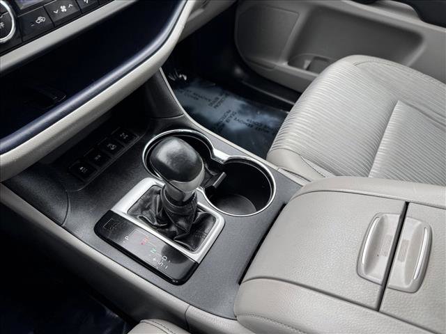 Used 2018 Toyota Highlander Plus AWD/4WD image 16