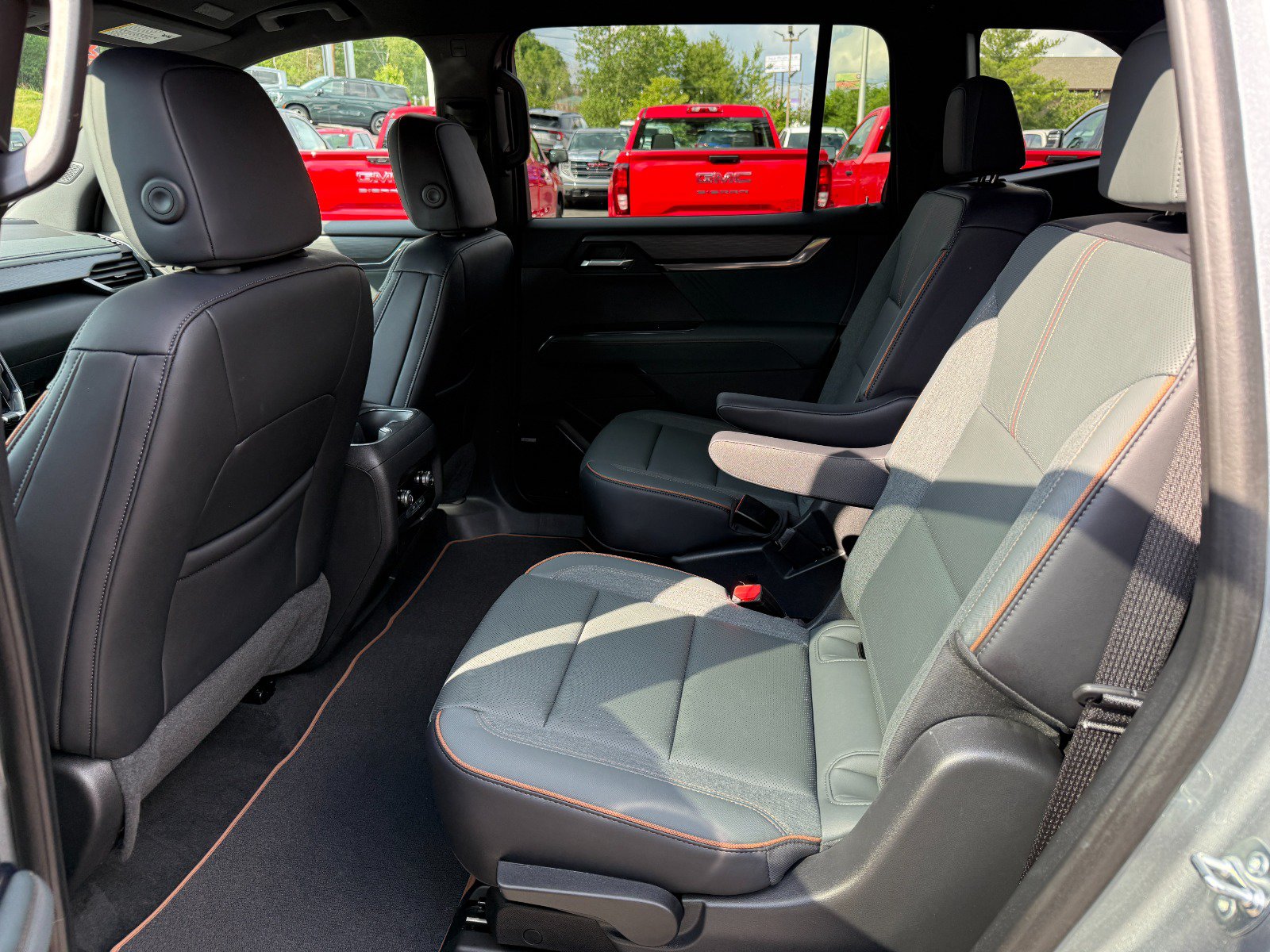 Used 2025 GMC Acadia AT4 AWD/4WD image 17