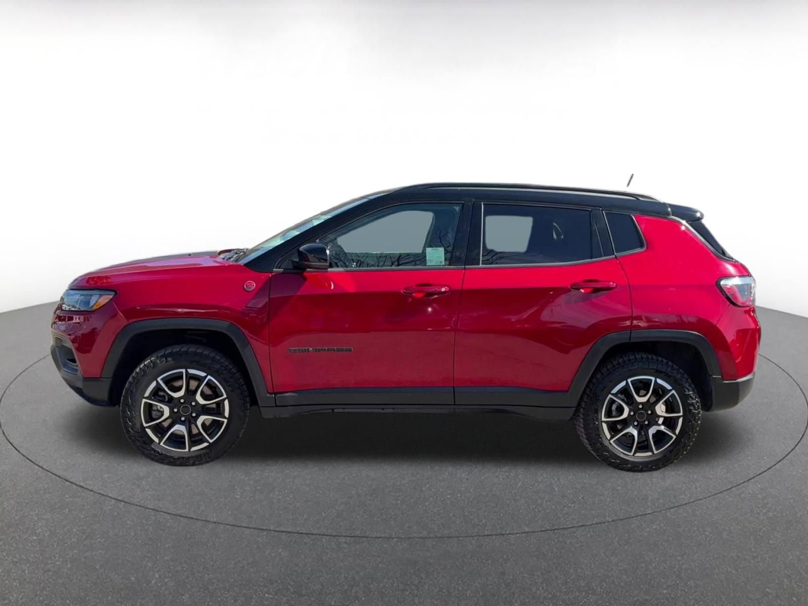 Used 2025 Jeep Compass Trailhawk AWD/4WD image 9