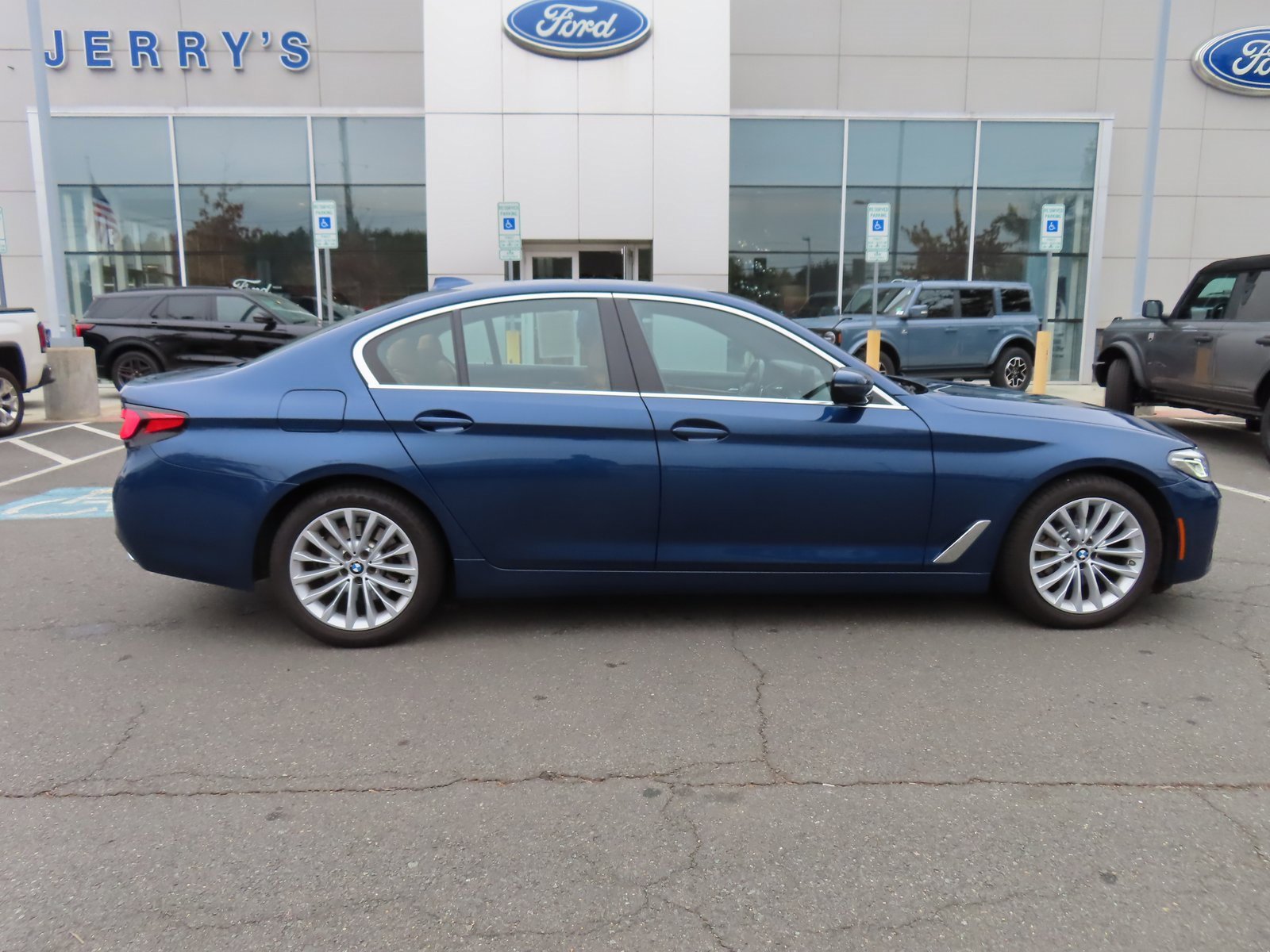Used 2021 BMW 530i xDrive w/ Premium Package image 4