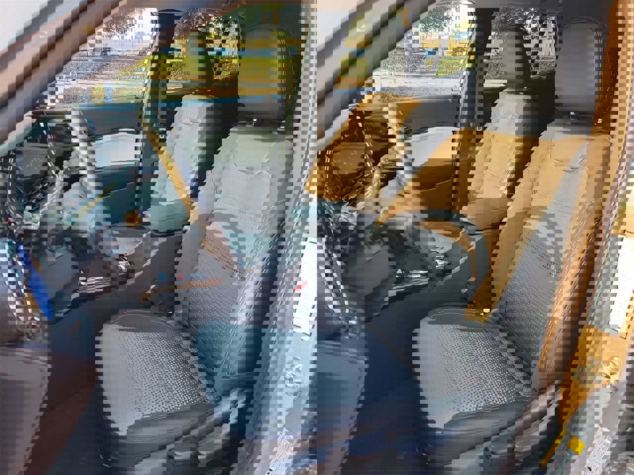 Used 2025 Chevrolet Trax LT w/ LT Convenience Package image 16