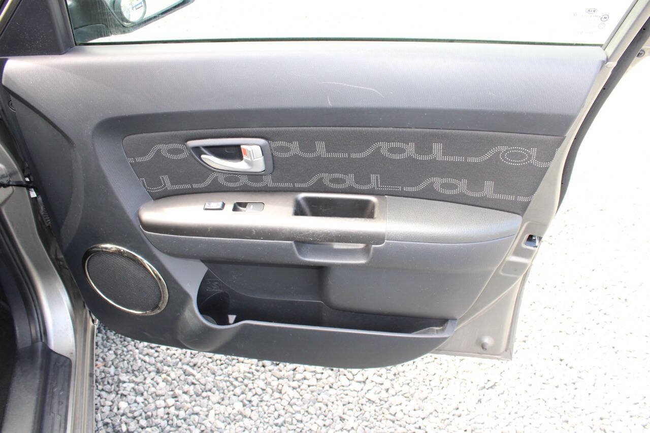 Used 2013 Kia Soul + FWD image 19
