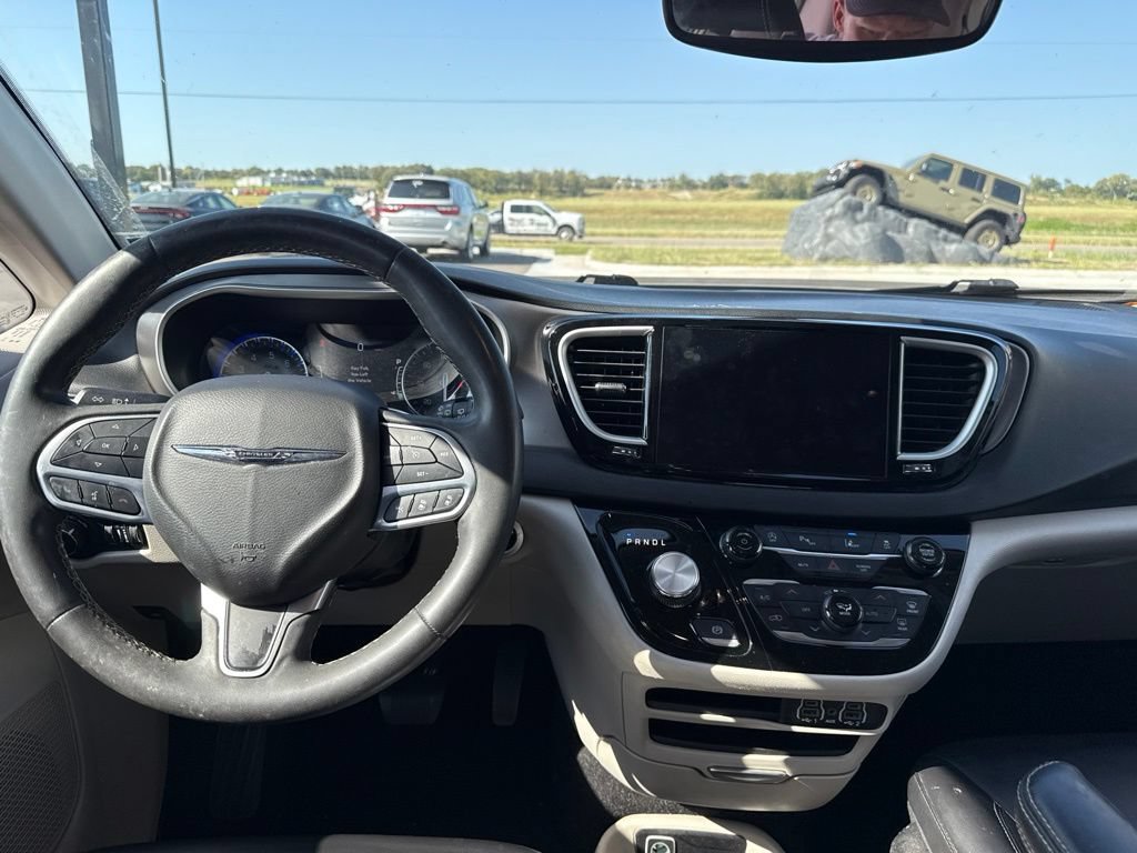Used 2023 Chrysler Pacifica Touring-L FWD image 10