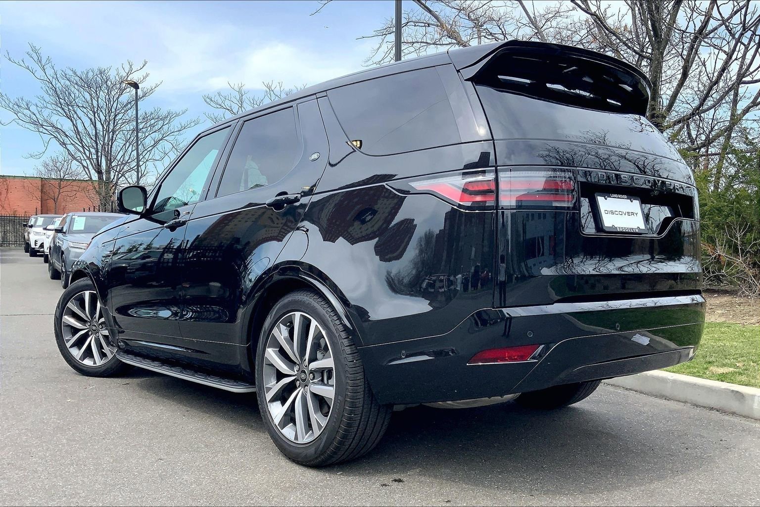 Used 2025 Land Rover Discovery Dynamic SE AWD/4WD image 3