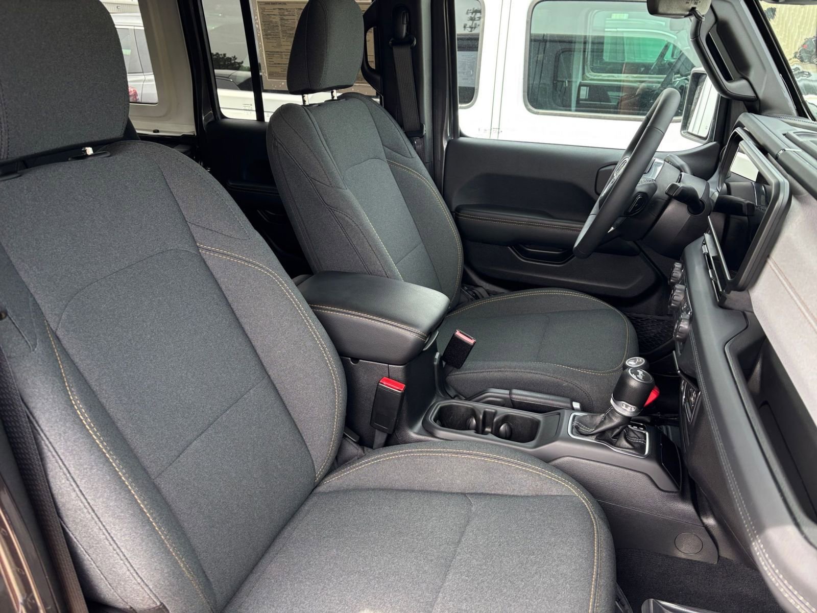 Used 2025 Jeep Wrangler Unlimited Sahara AWD/4WD image 38