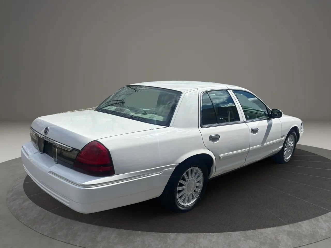 Used 2009 Mercury Grand Marquis LS image 9