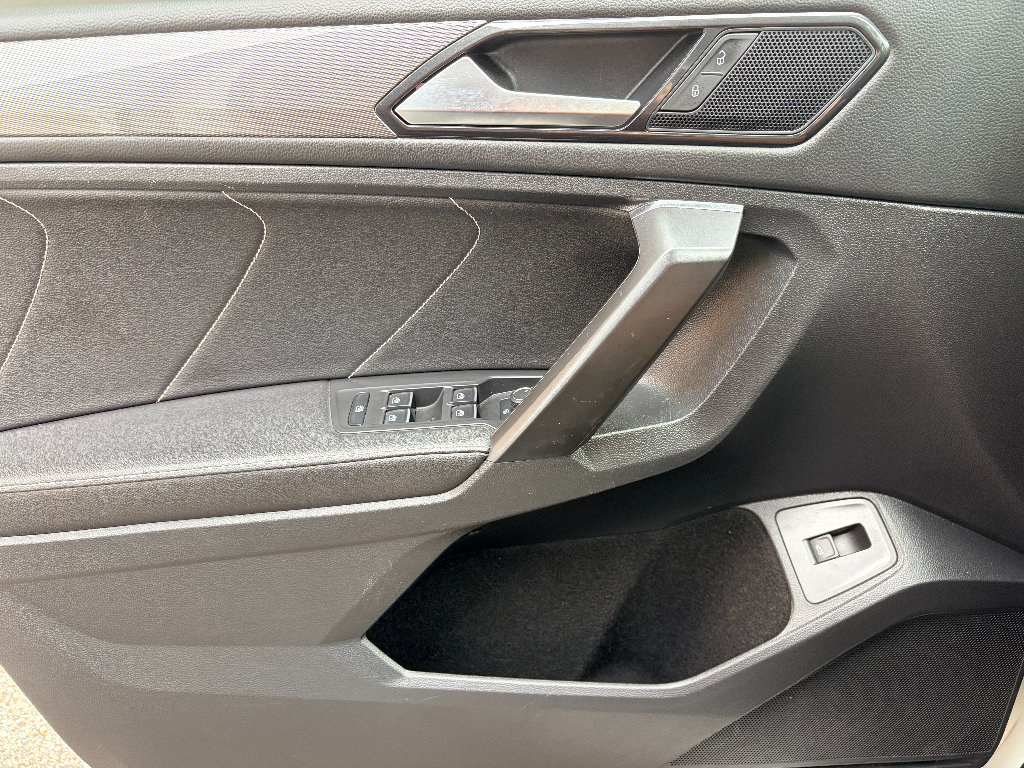 Used 2022 Volkswagen Tiguan SE w/ Panoramic Sunroof Package FWD image 10