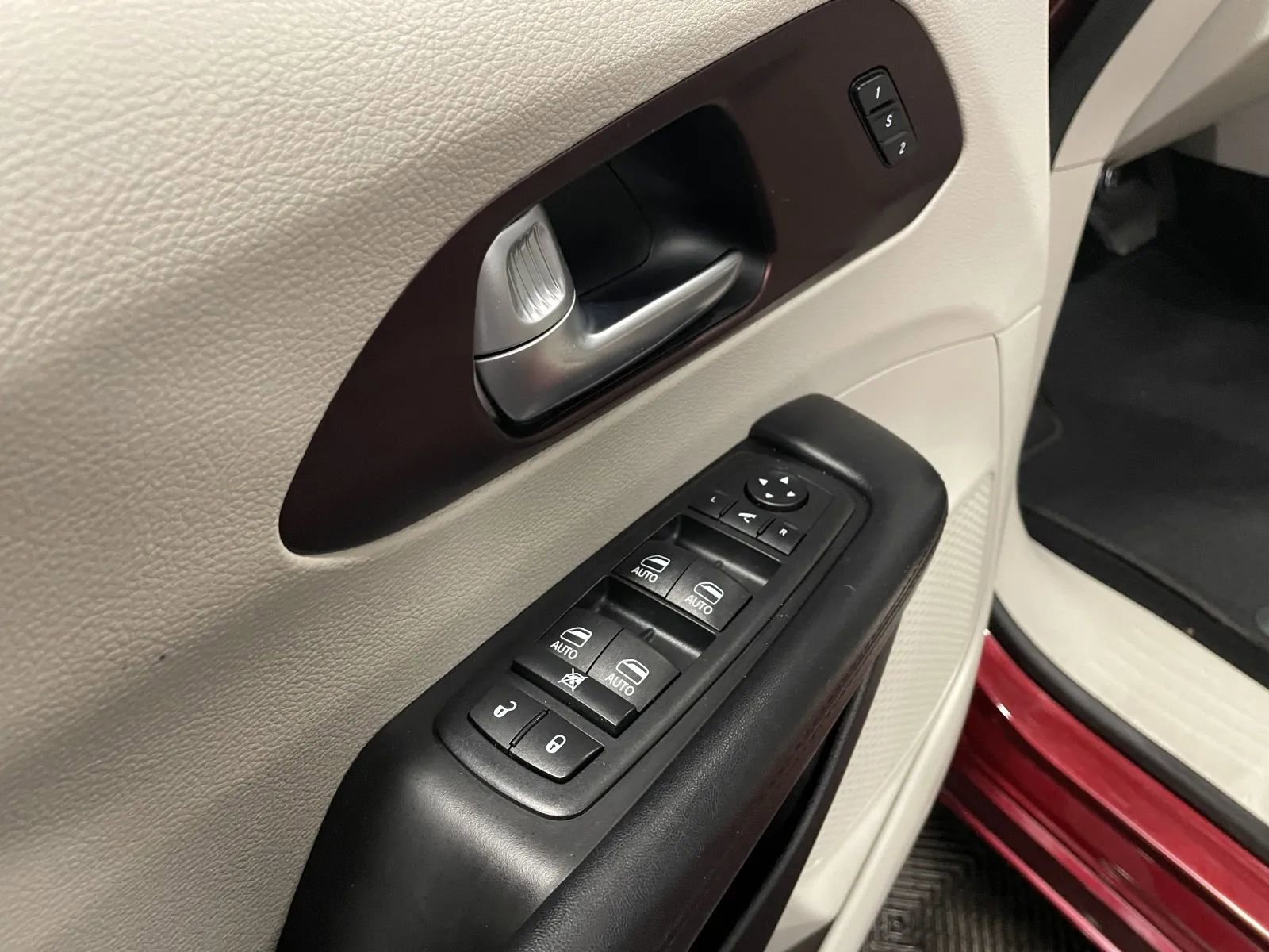 Used 2019 Chrysler Pacifica Limited w/ Tire & Wheel Group image 28