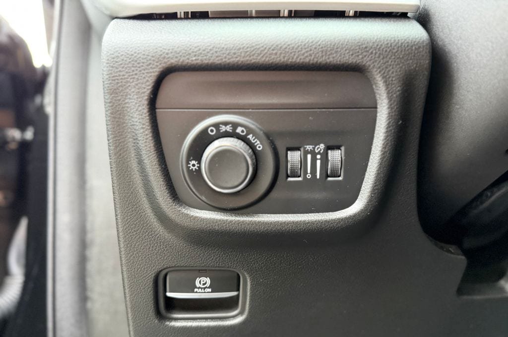 Used 2023 Jeep Grand Cherokee L Altitude AWD/4WD image 22