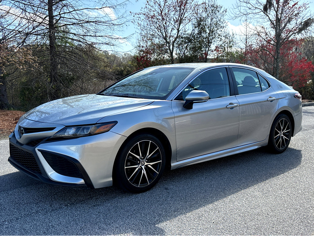 Used 2023 Toyota Camry SE image 3
