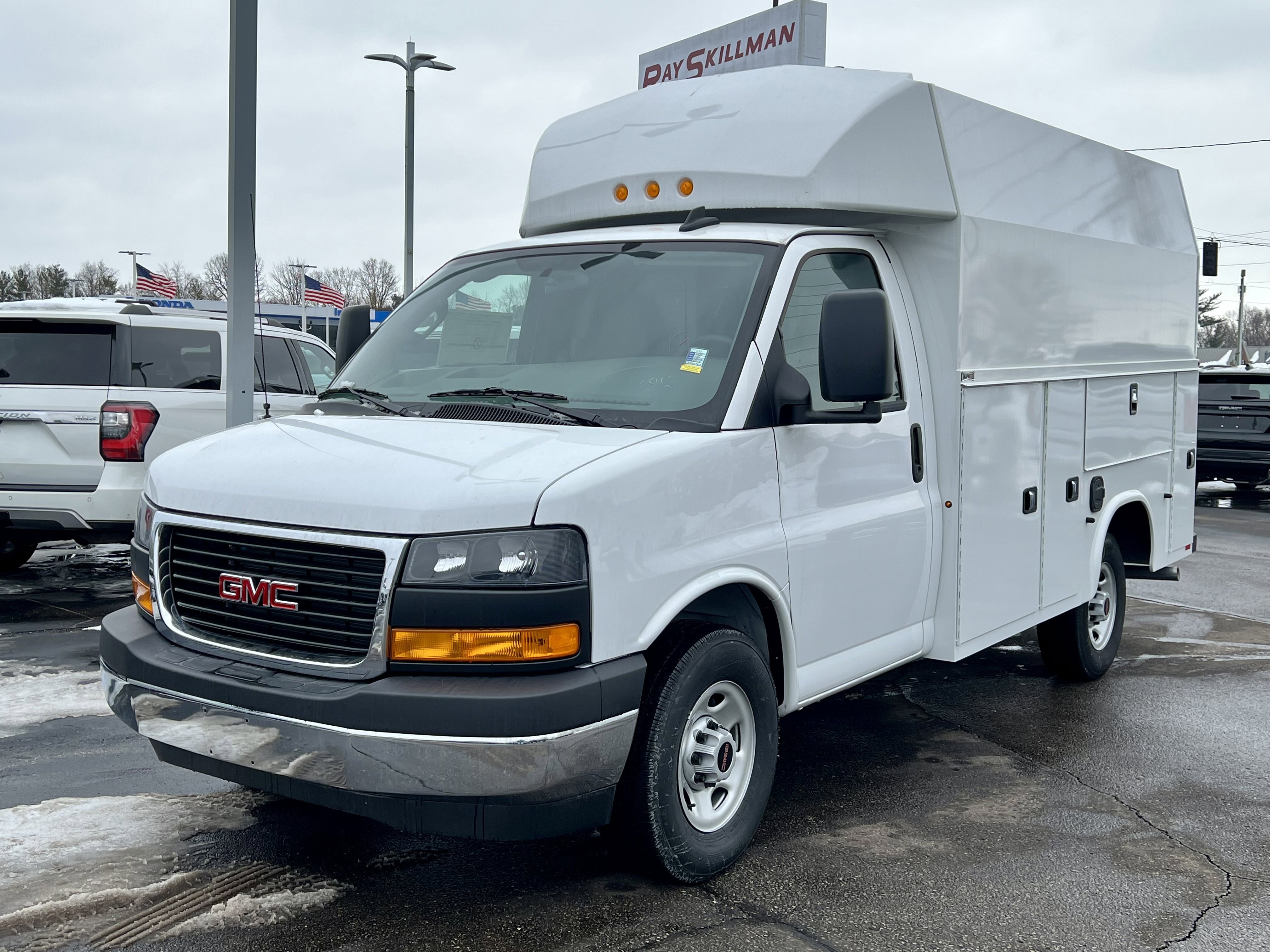 New 2025 GMC Savana 3500 w/ Power Convenience Package RWD image 3