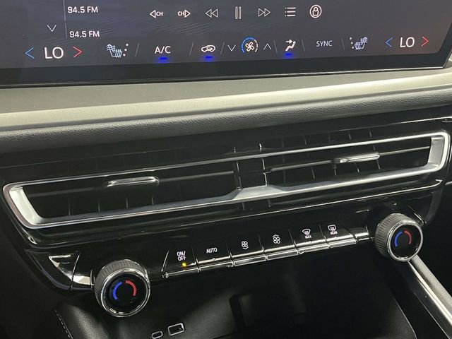 Used 2025 Chevrolet Traverse LT image 35