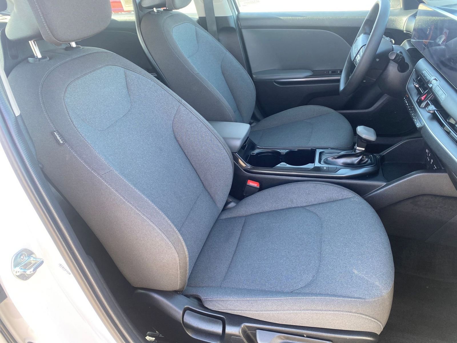 Used 2025 Kia K4 LXS image 37