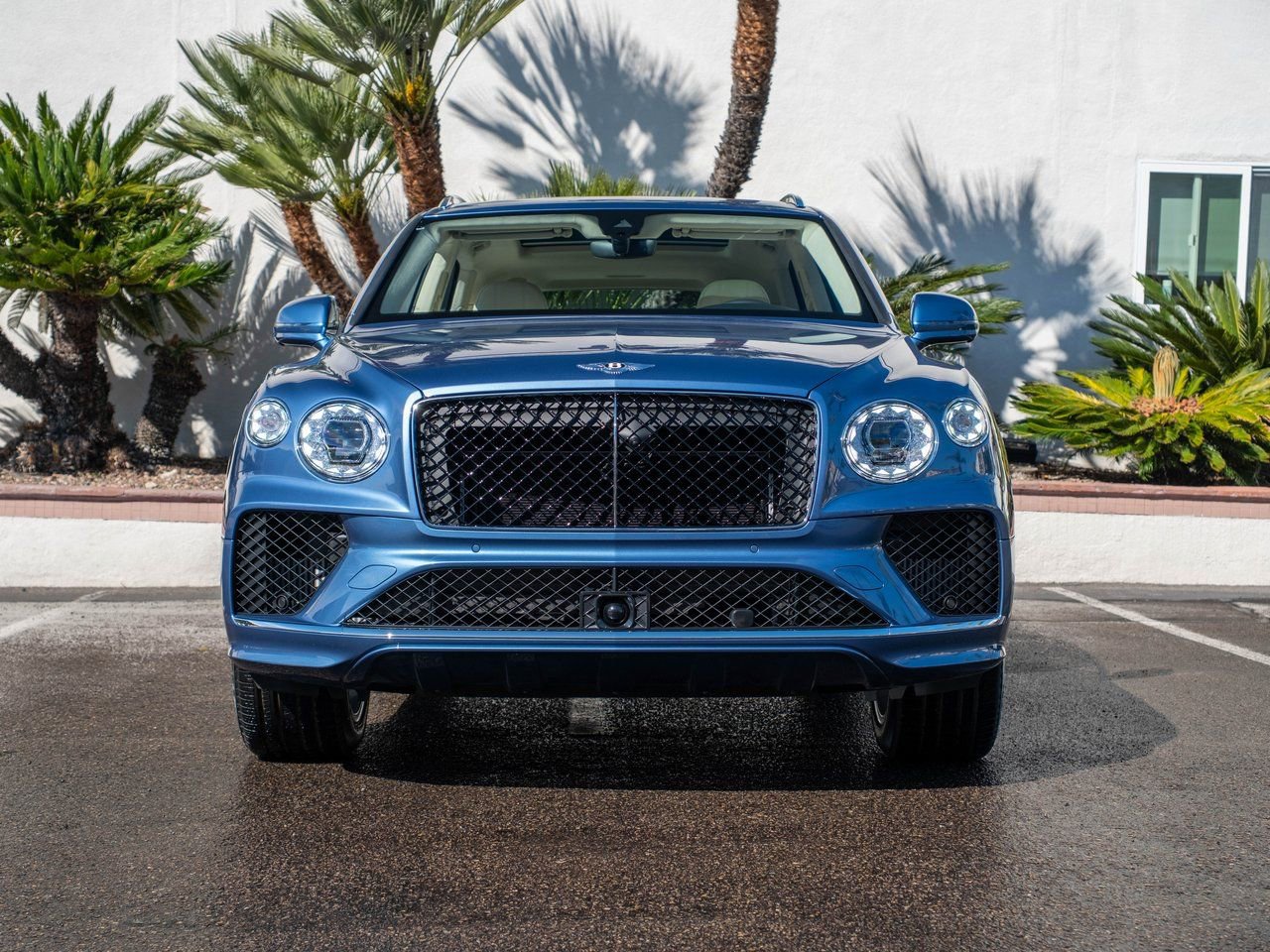 Used 2025 Bentley Bentayga Plug-In Hybrid image 34