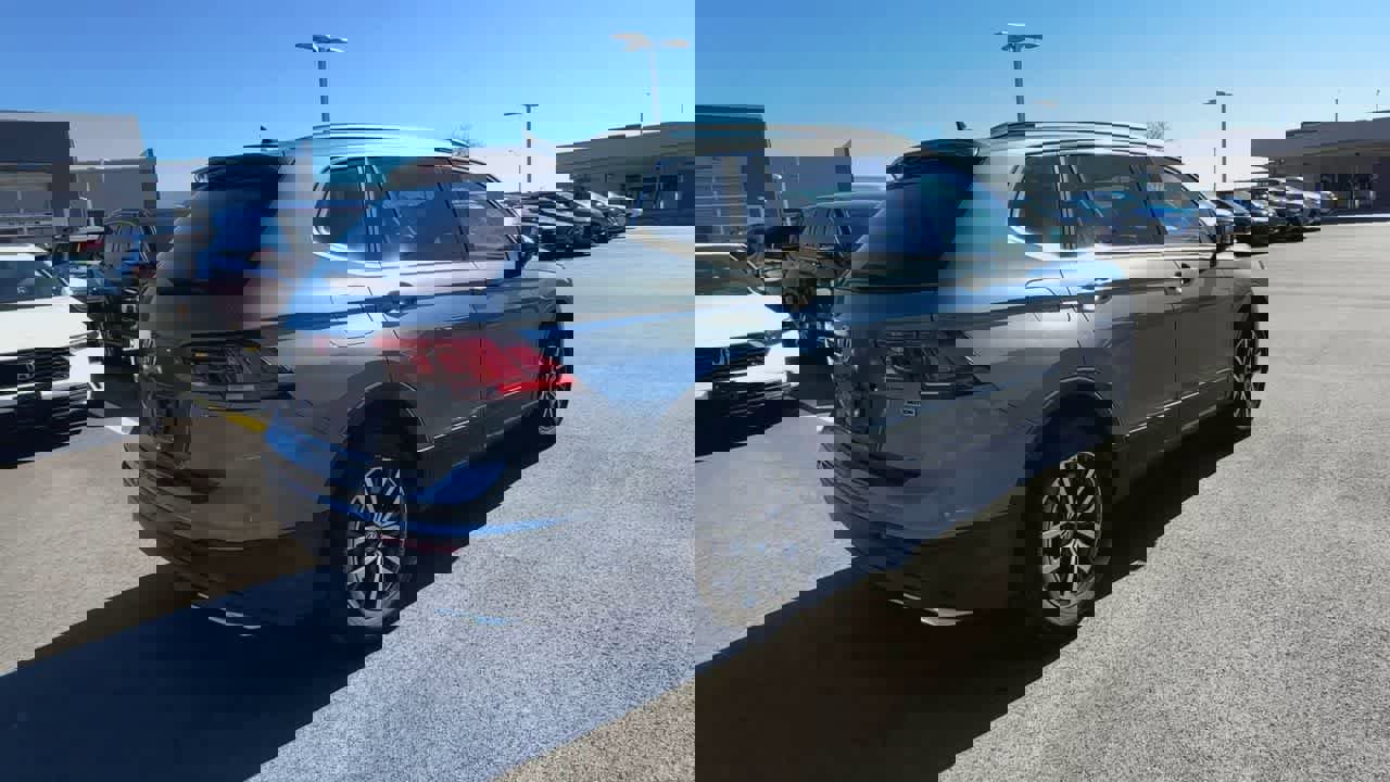 Used 2019 Volkswagen Tiguan SE w/ Panoramic Sunroof Package image 8