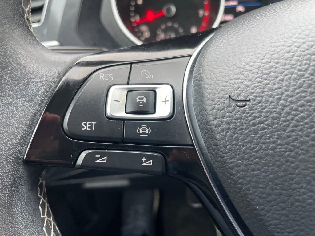 Used 2021 Volkswagen Tiguan SE w/ Panoramic Sunroof Package image 28