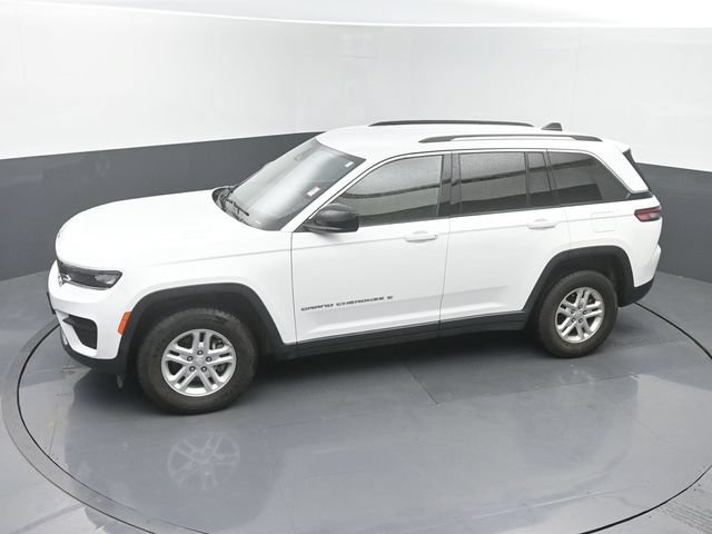 Used 2024 Jeep Grand Cherokee Laredo AWD/4WD image 30