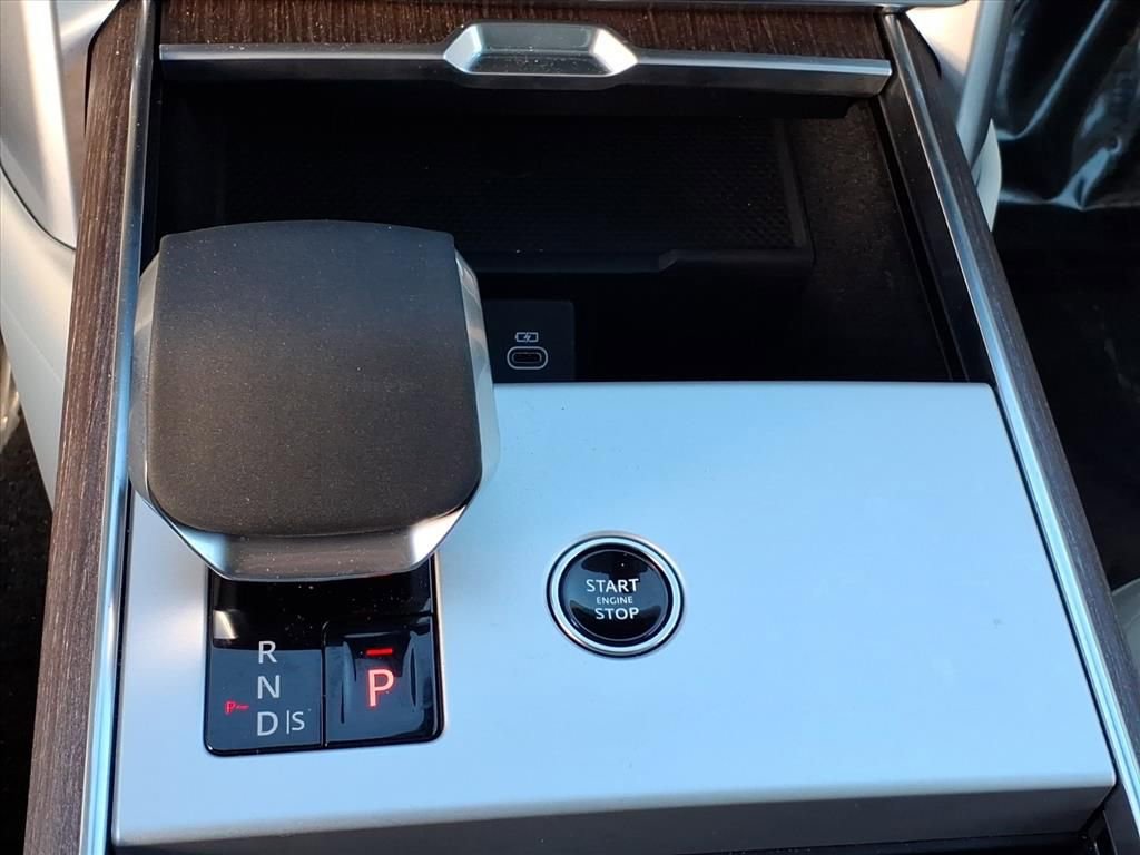 Used 2025 Land Rover Range Rover Long Wheelbase SE image 24