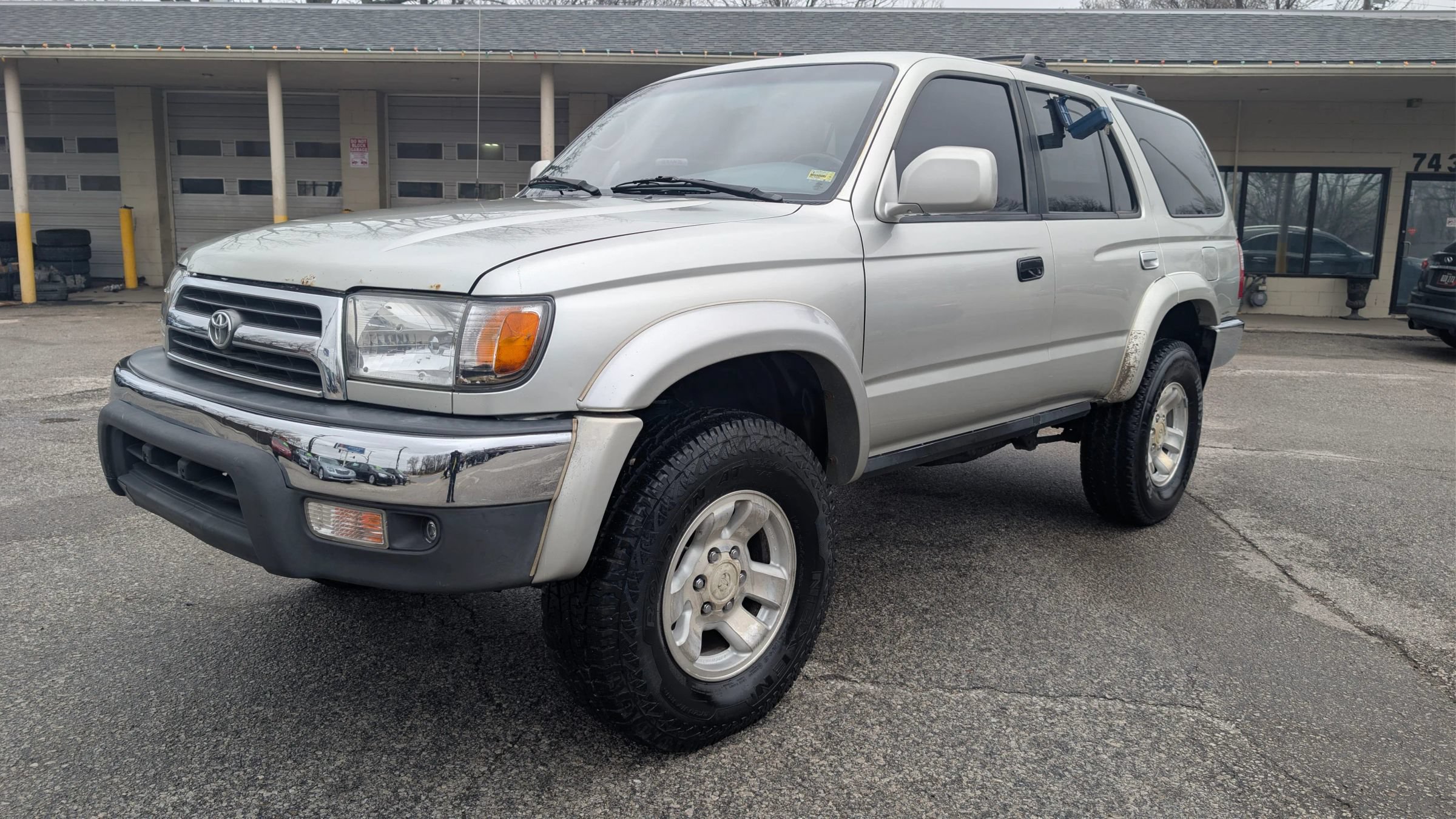 Used 2000 Toyota 4Runner SR5 AWD/4WD image 3