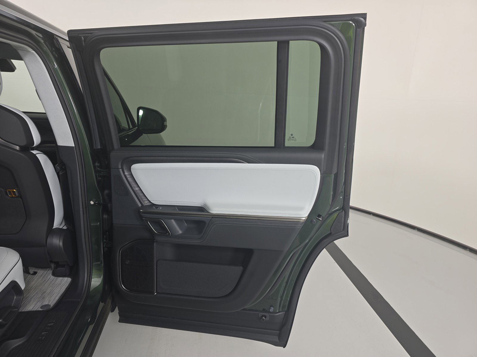 Used 2024 Rivian R1S Adventure image 19