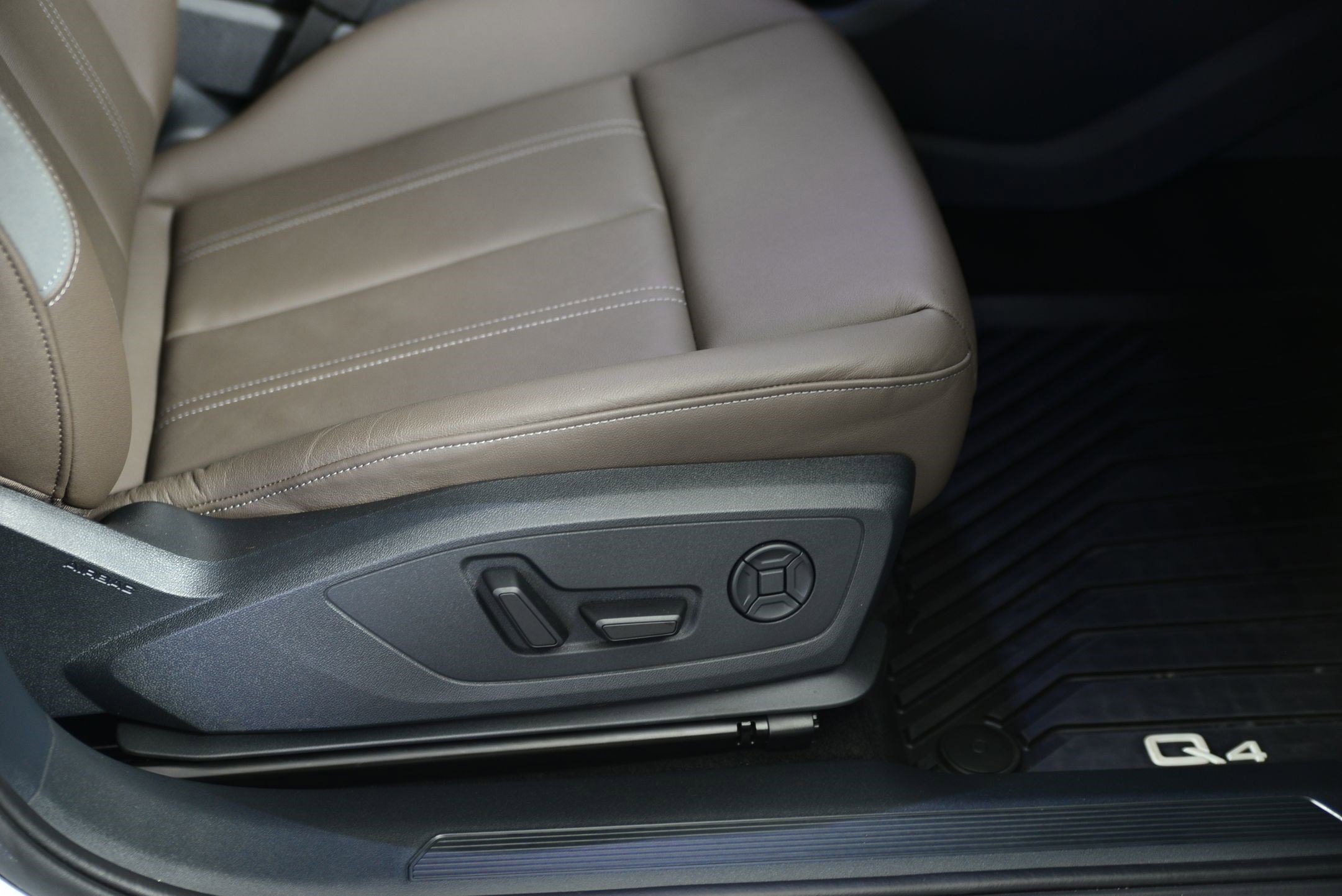 Certified 2025 Audi Q4 e-tron Premium w/ Convenience Package image 10