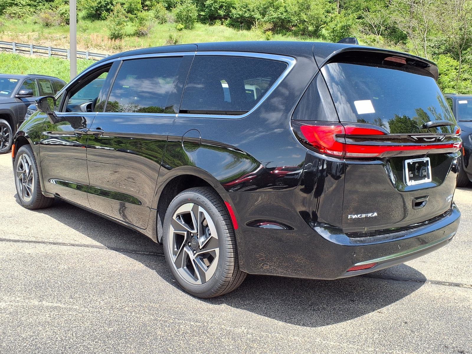 New 2027 Chrysler Pacifica Limited AWD/4WD image 3