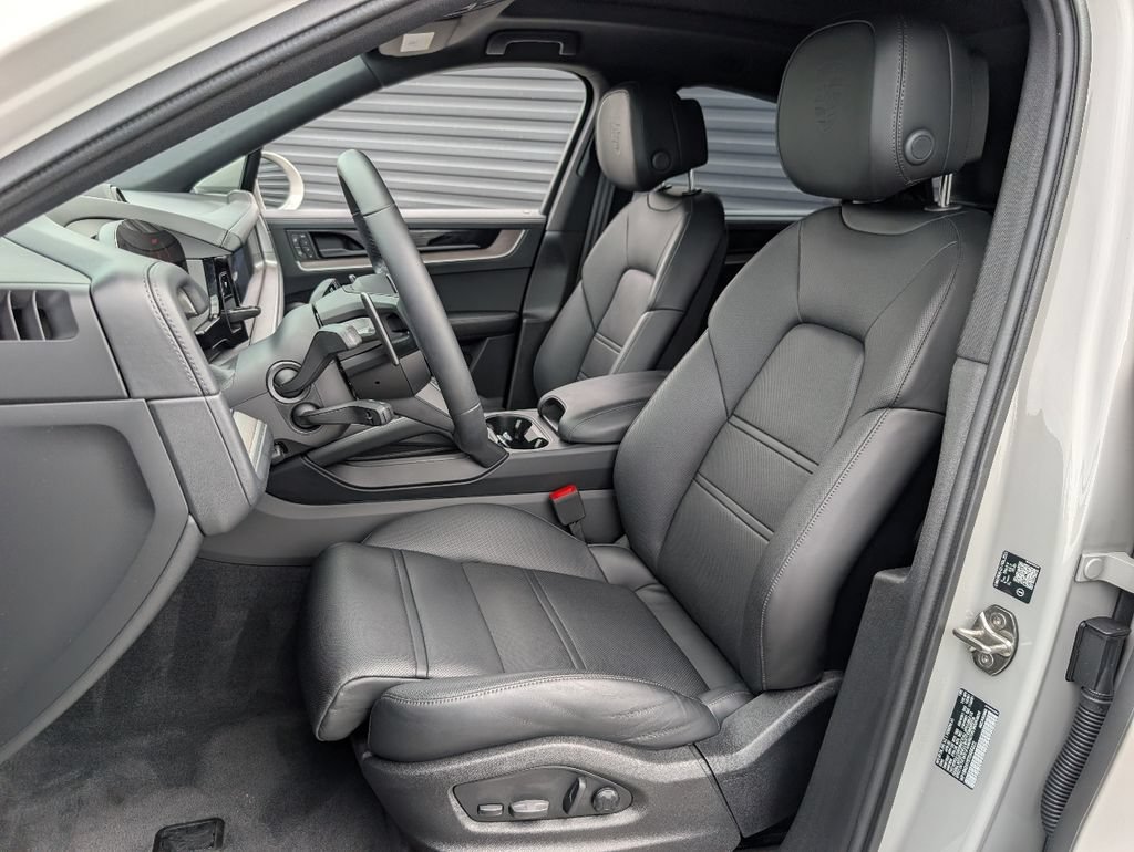 Certified 2026 Porsche Cayenne S AWD/4WD image 5