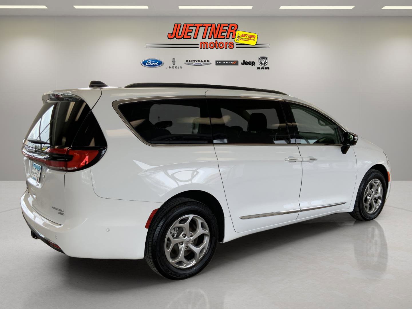 Used 2023 Chrysler Pacifica Limited w/ Trailer Tow Group AWD/4WD image 10