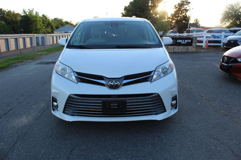 Used 2020 Toyota Sienna XLE AWD/4WD image 2