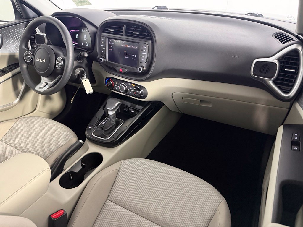 Used 2025 Kia Soul LX w/ LX Technology Package FWD image 15