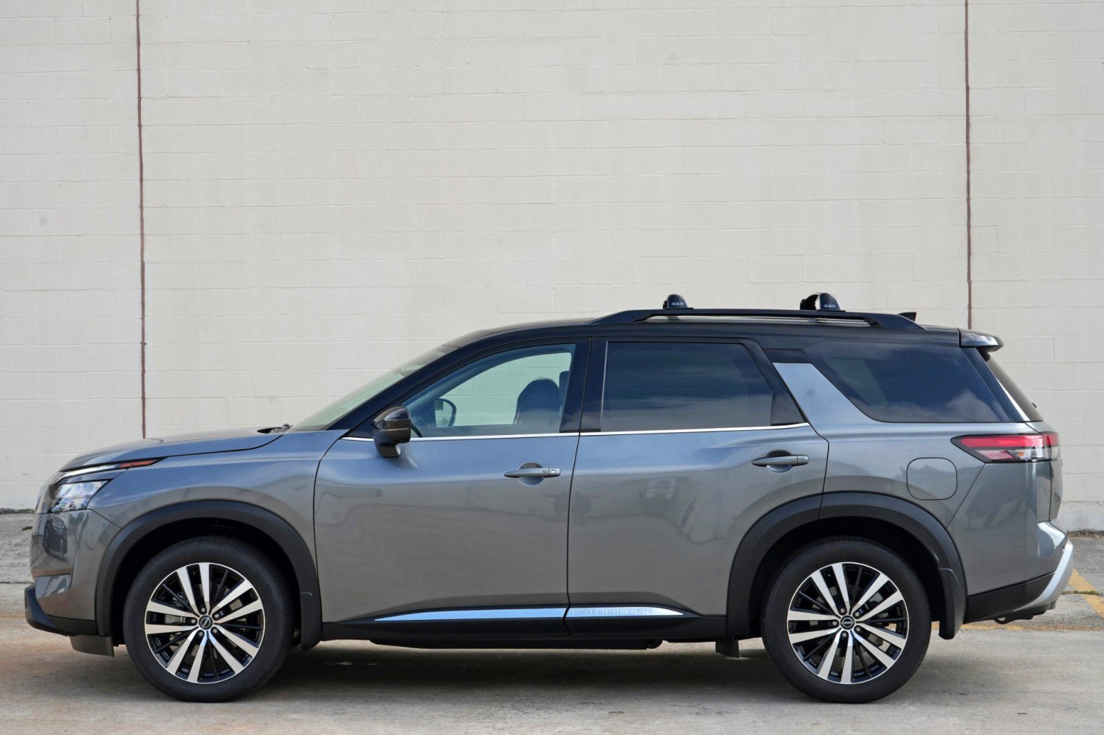Used 2025 Nissan Pathfinder Platinum AWD/4WD image 9