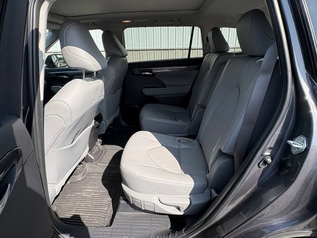 Used 2025 Toyota Highlander Platinum AWD/4WD image 13